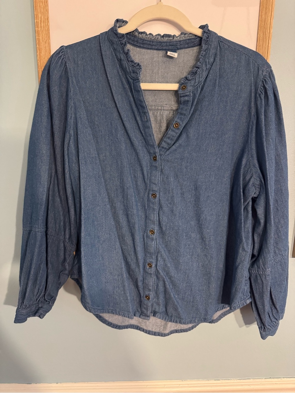 Old Navy Chambray Button-Front Women's Shirt in Blue